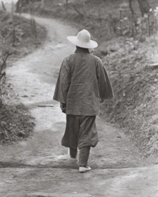 법정스님 뒷모습 / 블로그 