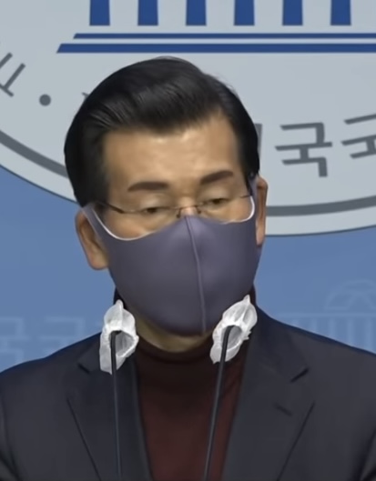   160분 분량 녹취록 공개 기자회견 중인 장영하 변호사 / YTN 뉴스화면 캡쳐