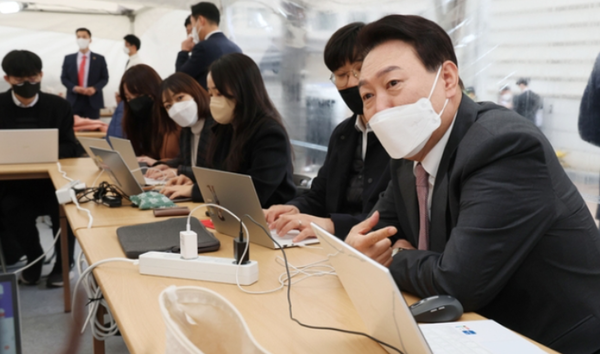 통의동 인수위 기자실에서 기자들과 간담회 중인 윤석열 당선인 / 블로그
