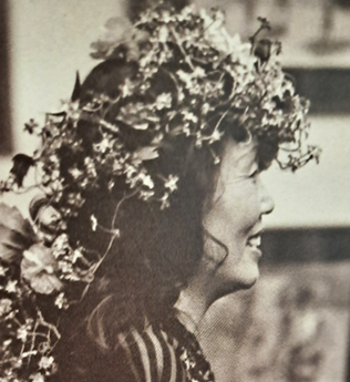 꽃으로 머리를 장식한 천경자 화백