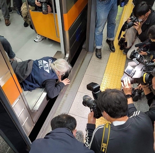 박경석 전장연 대표의 '오체투지' 행진 모습 / 페이스북
