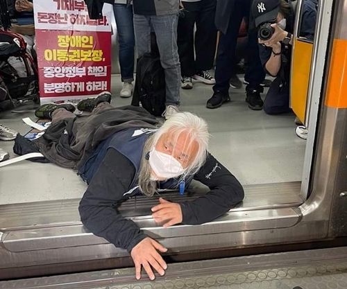 오체투지 행진을 하고 있는 박경석 전장연 대표