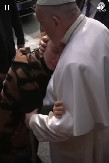 울먹이는 신자.와 교황 프란치스코. ABC뉴스 캡처.