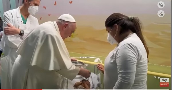 입원 중 갓난아기에게 세례를 베푸는 교황 프란치스코.  SKY뉴스 캡처.