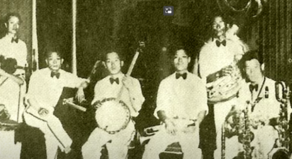 만둘린을 들고 있는 정율성