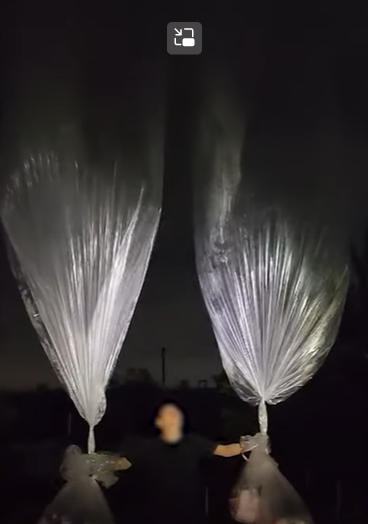 자유북한연합이 공개한 전단 날리는 장면 