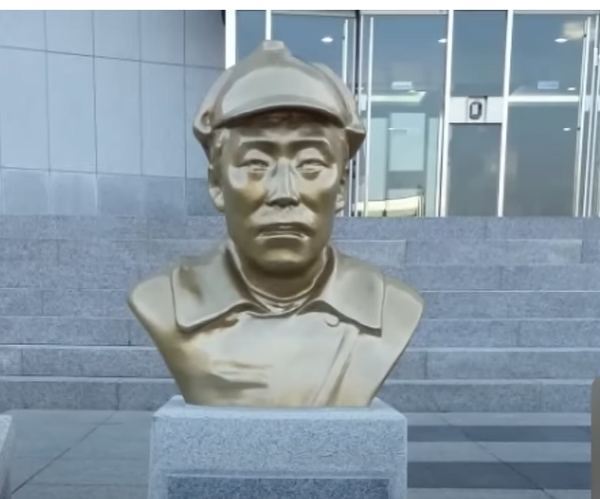 육사 교정에 있는 홍범도 장군 흉상