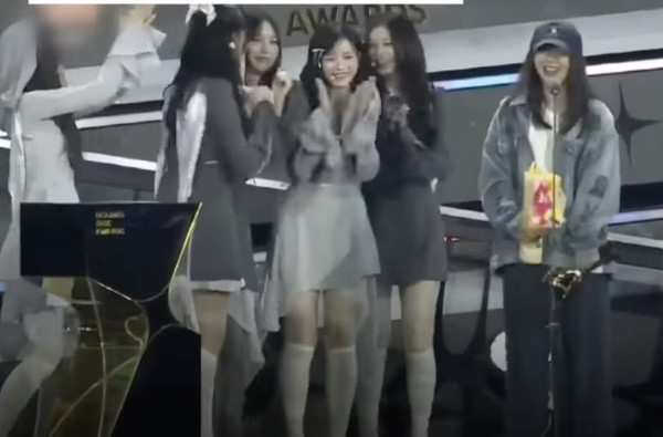 뉴진스와 민희진 대표(오른쪽). JTBC 캡처