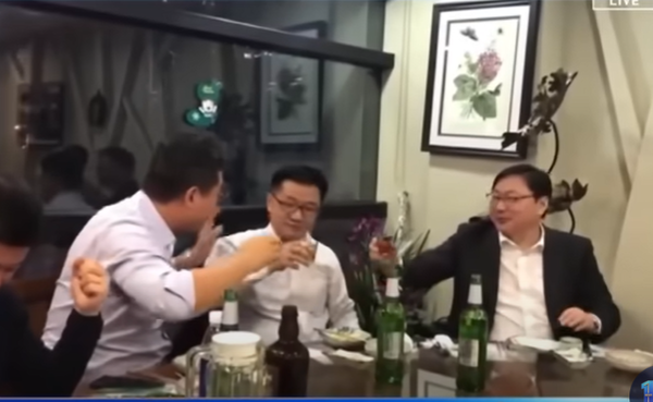 사진 오른쪽이 이화영