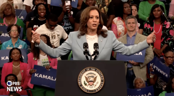 PBS 캡처. 7월 31일에 열린 바이스 부통령의 연설. 트럼프의 '2025프로젝트'를 공격하고 있다.