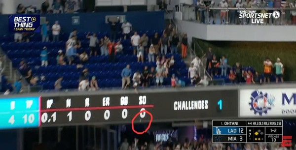 낙하하는 50호 홈런공을 잡으려고 관중들이 손을 위로 뻗고 있다. ESPN 캡처