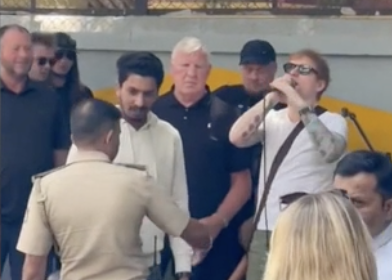 거리 공연을 하는 에드 시런을 제지하기 위해 인도 경찰이 다가서고 있다.