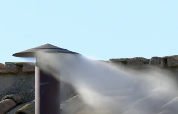 네 번째 비밀투표 만에 흰 연기가 올라왔다.