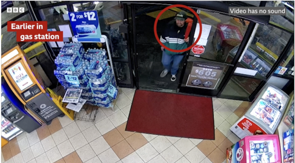 편의점에서 발견된 후 체포되는 닉 라이너. BBC 캡처