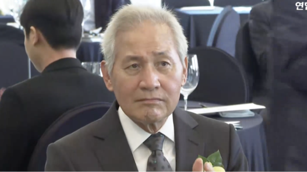 4·19 민주평화상 수상자로 선정돼 시상식에 참석한 안성기