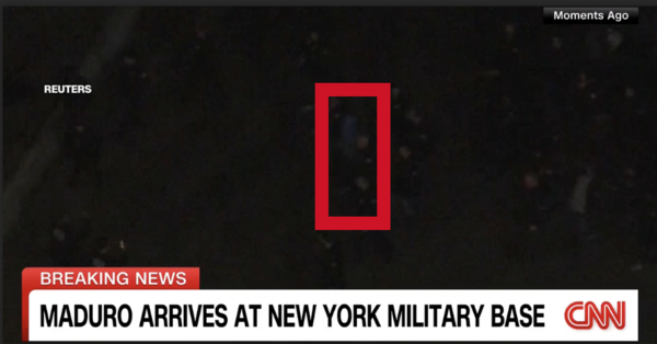 항공기에서 내린 마두로가 압송 중인 모습. 한밤충 회색옷을 입고 있어 식별이 되지 않는다. CNN 캡처