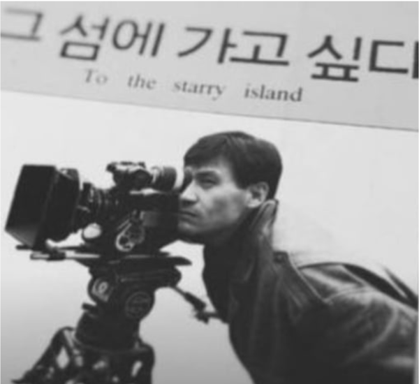 장남 안다빈 씨가 고인의 사후 SNS에 게시판 영화 '그 섬에 가고 싶다'의 현장 사진