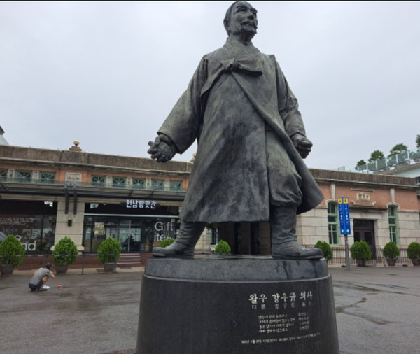 서울역 앞에 세워진 강우규 의사 동상