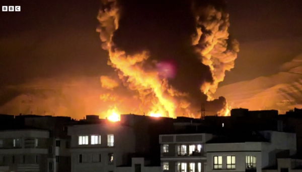 이스라엘 방위군(IDF)의 타격으로 테헤란 석유 저장소가 불타고 있다. BBC 화면 캡처